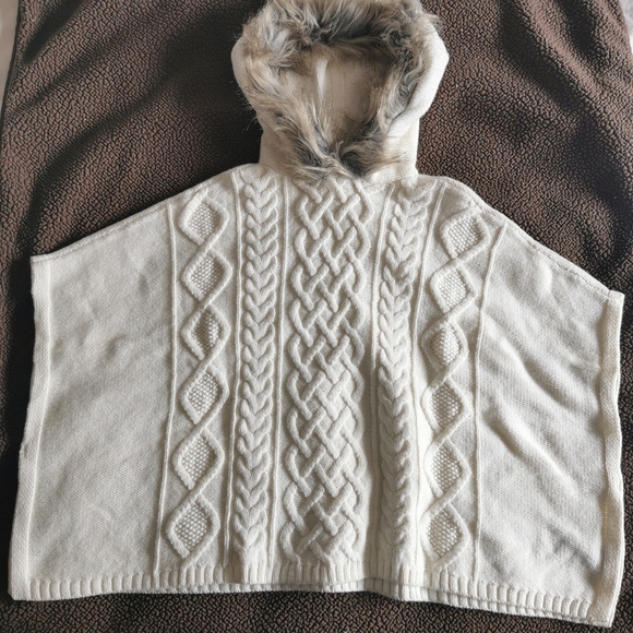 Gap Kids Faux Fur Trim Cable Knit Poncho xs 4-5y - Picture 3 of 9